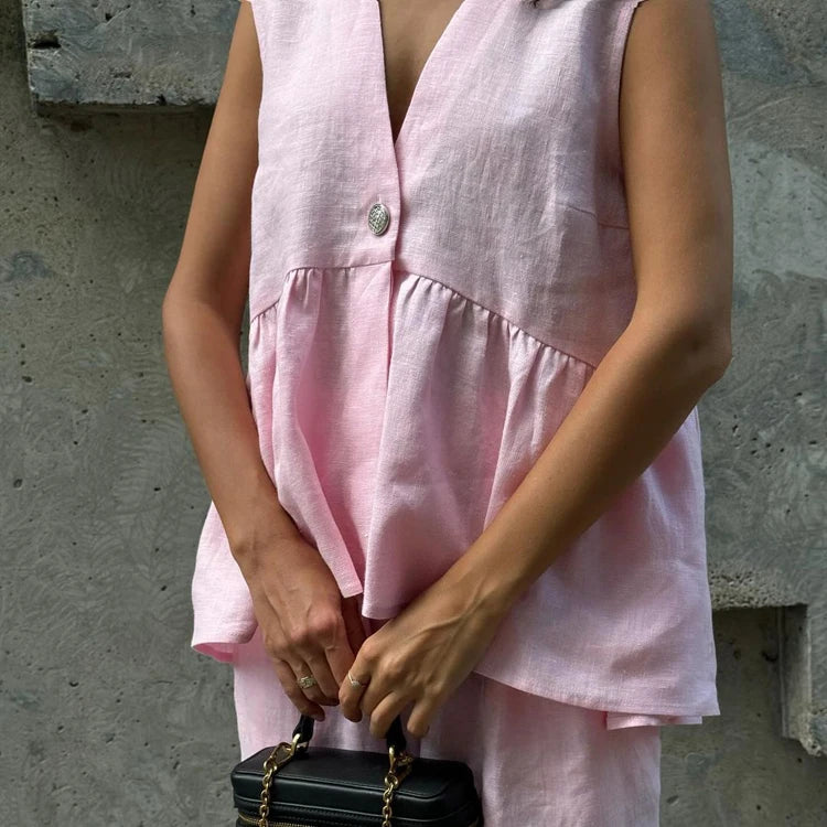Conjunto de 2 piezas para mujer en algodón 100 %, compuesto por una blusa de cuello en V y diseño asimétrico —más corta por delante y más larga por detrás— y pantalón largo. Diseño casual, ligero y transpirable, i