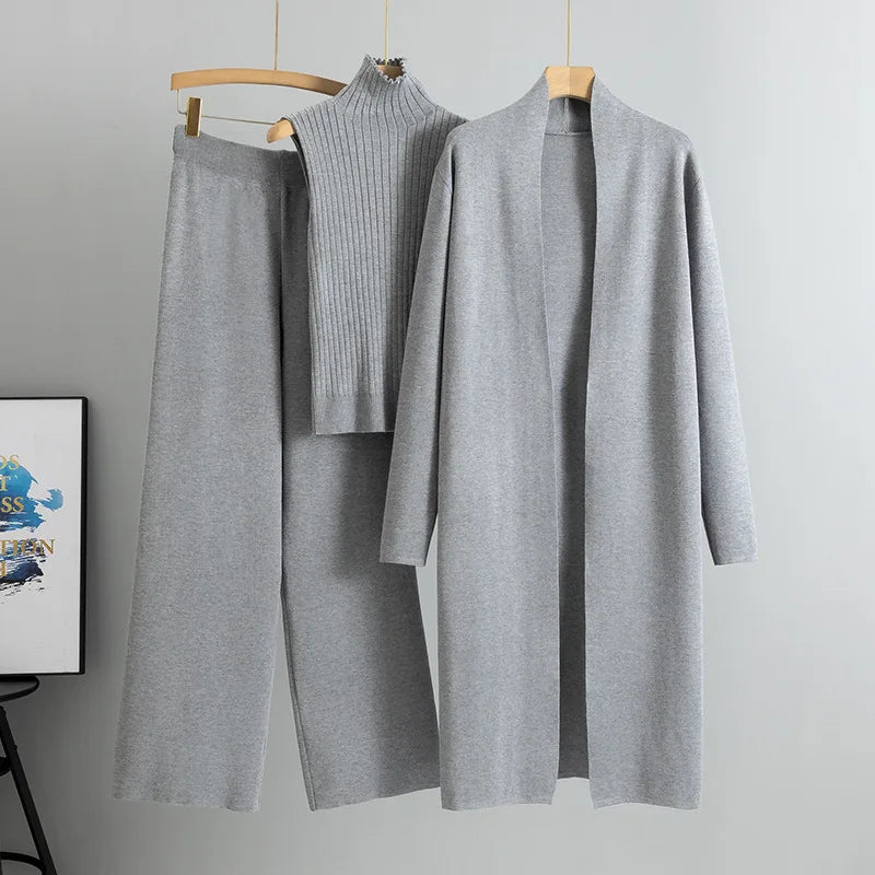 Conjunto casual de 3 piezas para mujer, confeccionado en tejido de punto con efecto fruncido. Diseño de corte regular, cuello con volantes y prendas de largo completo. Su tejido de spandex y poliéster proporciona comodidad