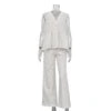 Conjunto de 2 piezas para mujer en algodón 100 %, compuesto por una blusa de cuello en V y diseño asimétrico —más corta por delante y más larga por detrás— y pantalón largo. Diseño casual, ligero y transpirable, i
