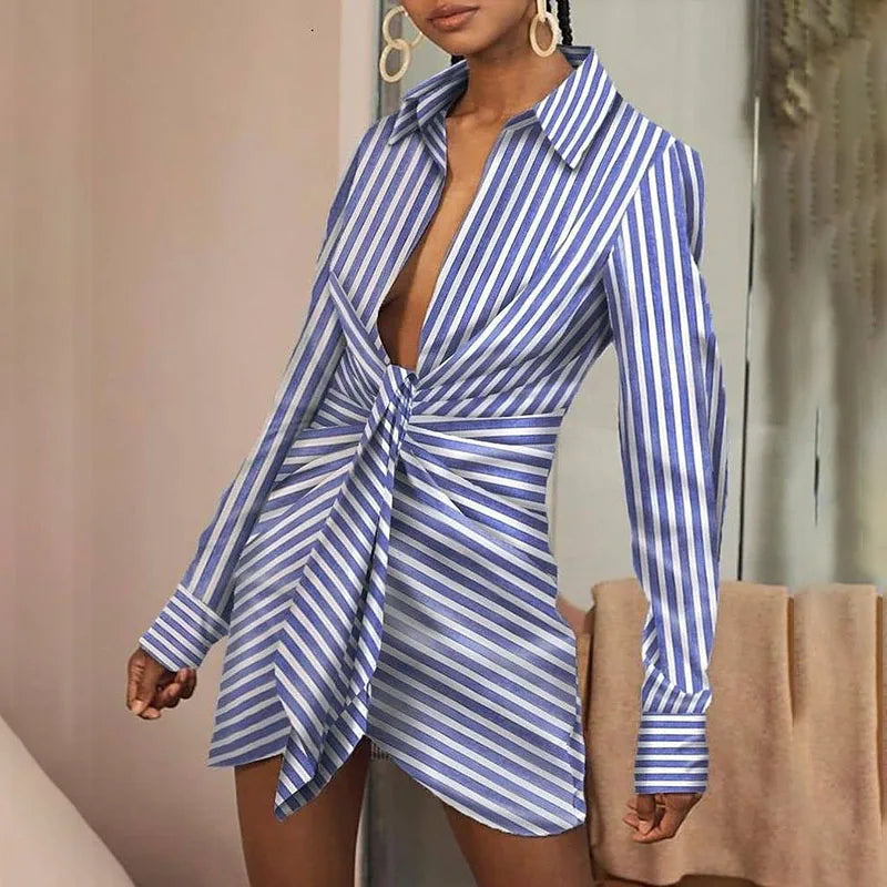 Vestido mini camisero de mujer elegante, de manga larga, entallado, con cuello vuelto, detalles plisados y estampado de rayas, ideal para otoño.