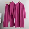 Conjunto casual de 3 piezas para mujer, confeccionado en tejido de punto con efecto fruncido. Diseño de corte regular, cuello con volantes y prendas de largo completo. Su tejido de spandex y poliéster proporciona comodidad