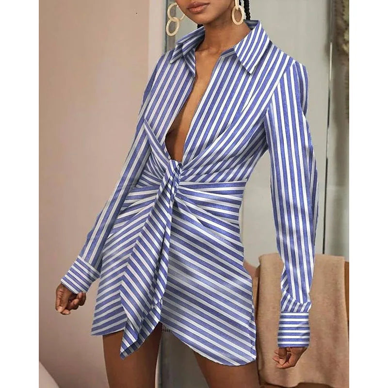 Vestido mini camisero de mujer elegante, de manga larga, entallado, con cuello vuelto, detalles plisados y estampado de rayas, ideal para otoño.