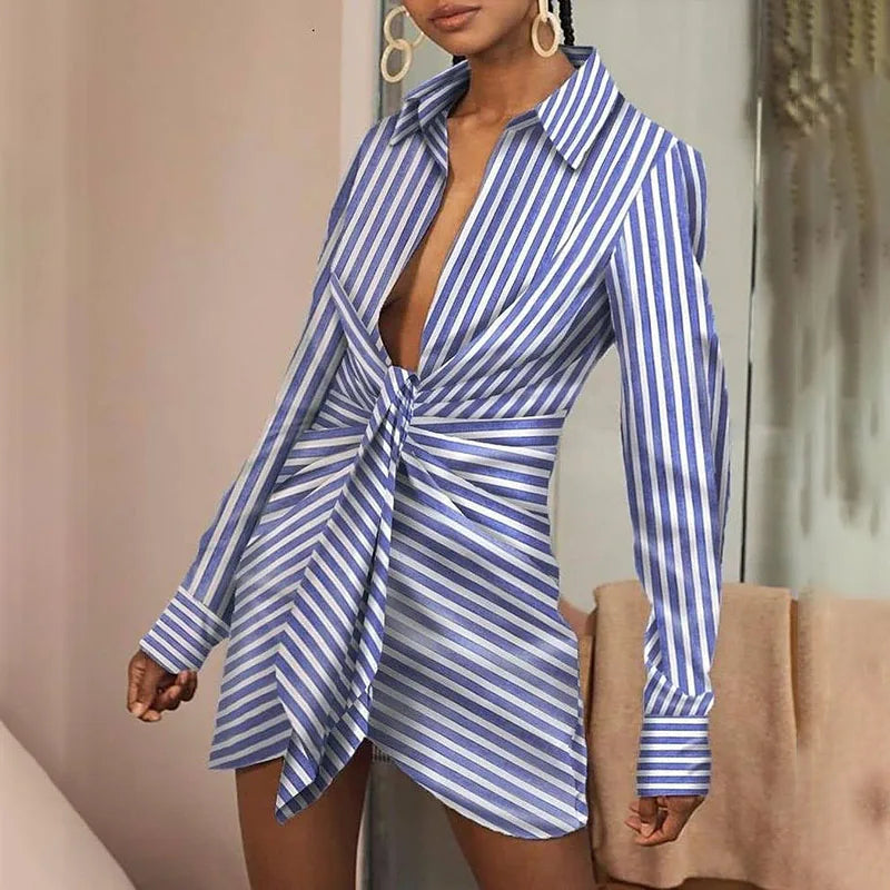 Vestido mini camisero de mujer elegante, de manga larga, entallado, con cuello vuelto, detalles plisados y estampado de rayas, ideal para otoño.