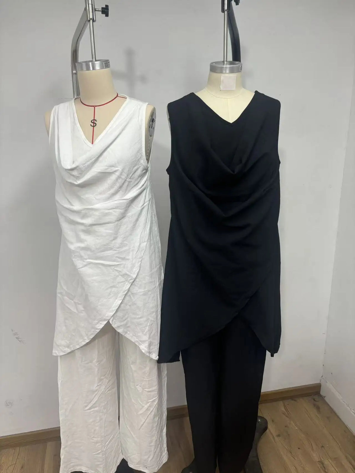 Conjunto de mujer de 2 piezas de estilo bohemio y casual, compuesto por un top de mezcla de lino con escote drapeado y bajo asimétrico, y pantalón largo de pierna ancha. Diseño holgado, cómodo y transpirable, de Sehe Fash