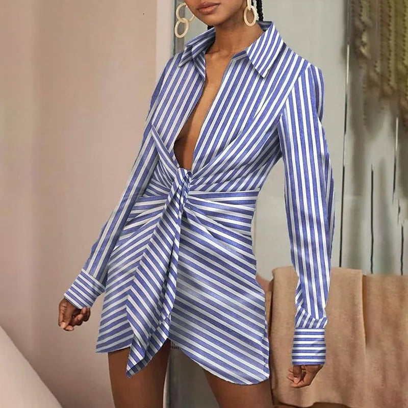 Vestido mini camisero de mujer elegante, de manga larga, entallado, con cuello vuelto, detalles plisados y estampado de rayas, ideal para otoño.