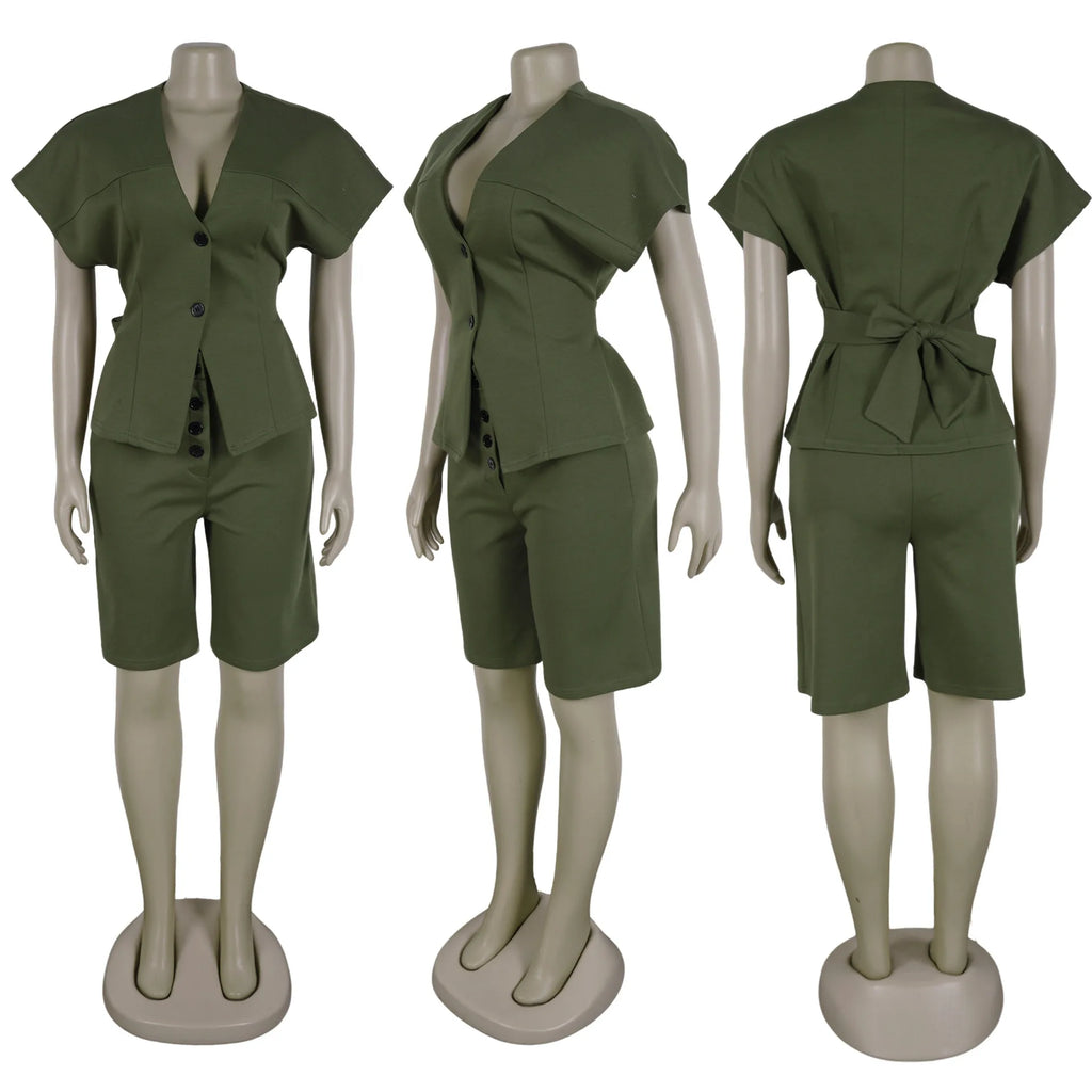 Conjunto de pantalón de 2 piezas para mujer

Conjunto a juego liso con chaqueta abotonada de manga corta, cuello en V, cintura alta y pantalón amplio hasta la rodilla. Corte holgado. Colección otoño 2026.