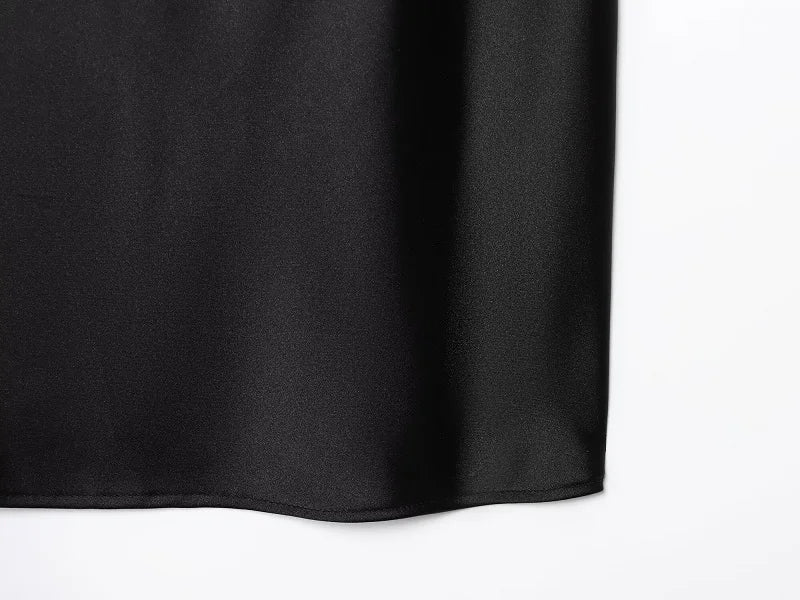Top Halter de Satén para Mujer – Espalda Descubierta | Colección Verano
Top femenino de estilo elegante y veraniego, con acabado satinado, espalda descubierta y diseño de hombros descubiertos. Ideal para looks de verano,