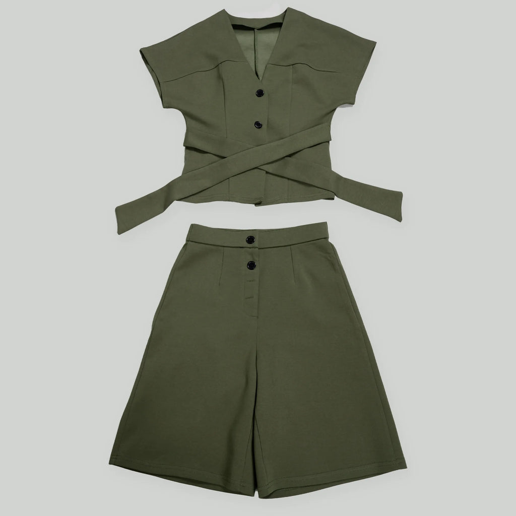 Conjunto de pantalón de 2 piezas para mujer

Conjunto a juego liso con chaqueta abotonada de manga corta, cuello en V, cintura alta y pantalón amplio hasta la rodilla. Corte holgado. Colección otoño 2026.