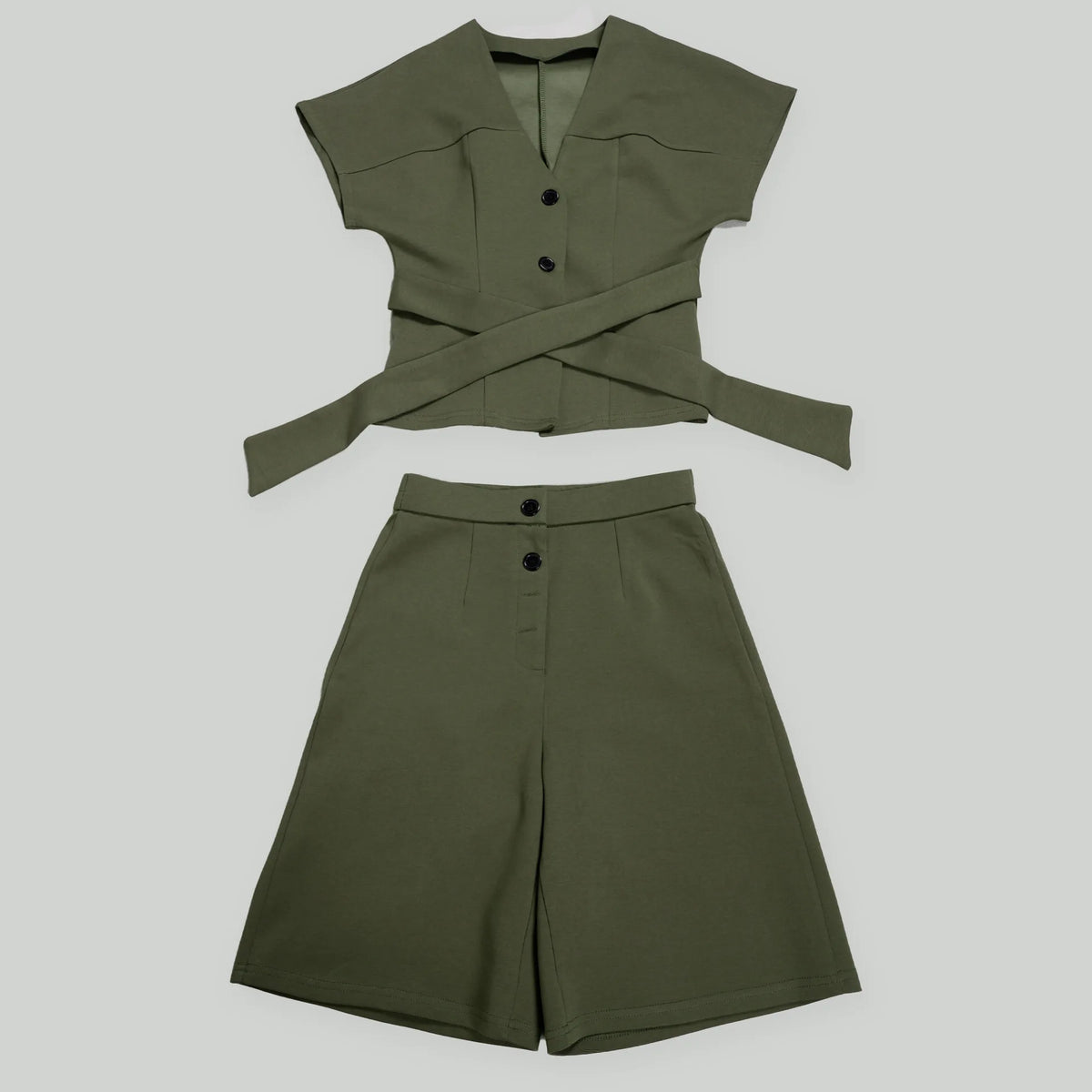Conjunto de pantalón de 2 piezas para mujer

Conjunto a juego liso con chaqueta abotonada de manga corta, cuello en V, cintura alta y pantalón amplio hasta la rodilla. Corte holgado. Colección otoño 2026.