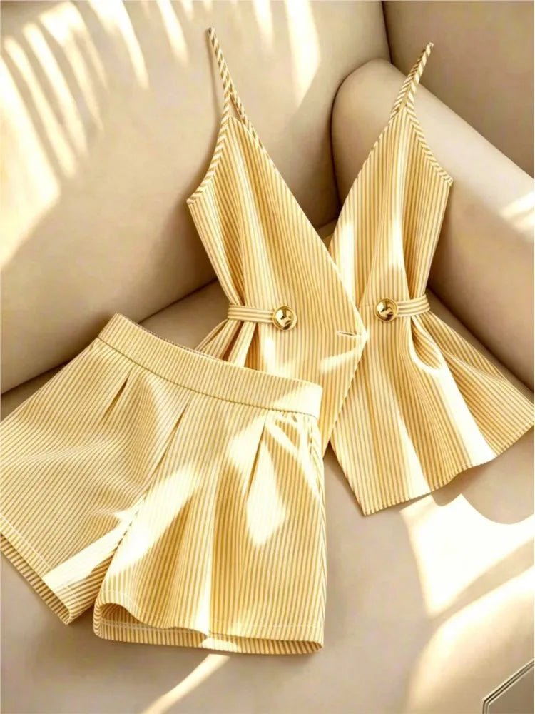 Conjunto de 2 piezas de rayas – Top con cordones y shorts plisados

Categoría: Conjuntos → Conjuntos de verano
Tipo: Conjunto de shorts
Estilo: Elegante / Casual
Temporada: Verano
Etiquetas: rayas · shorts · cintura al