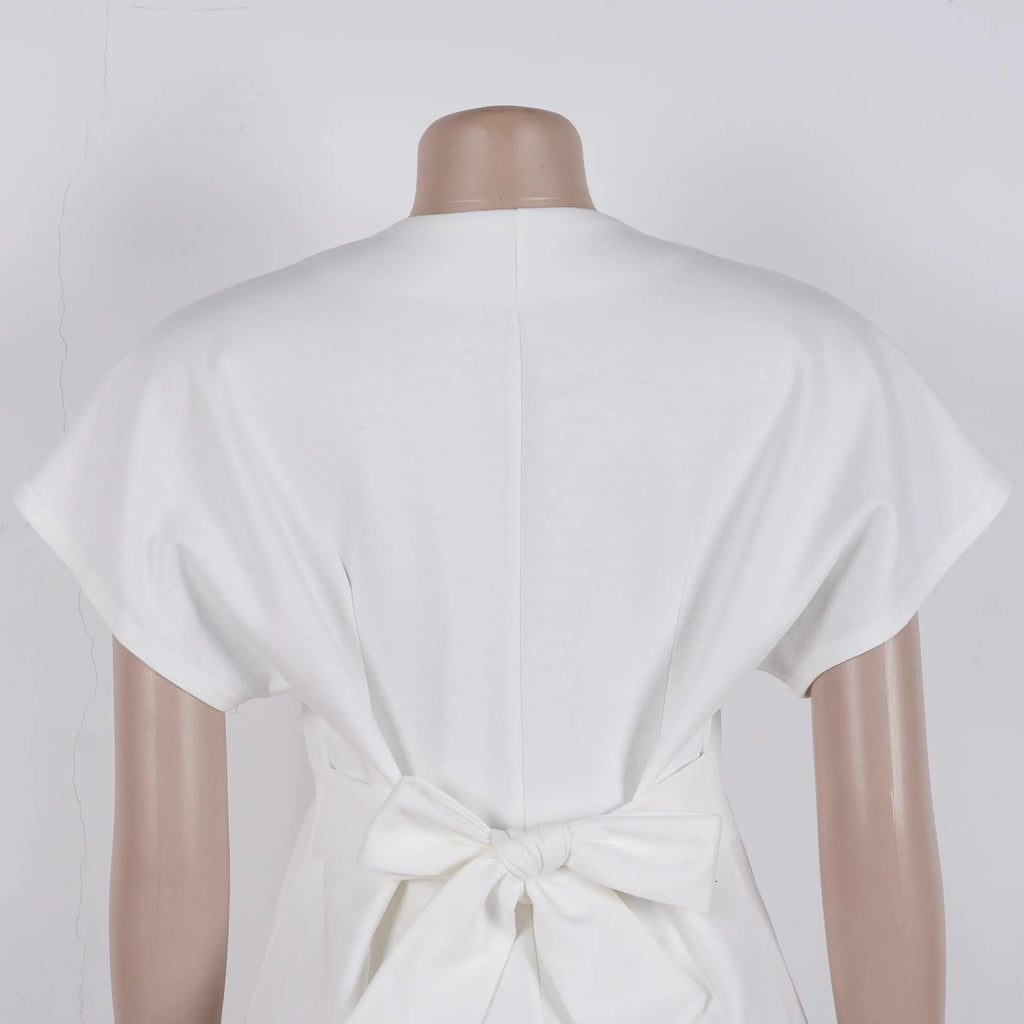 Conjunto de pantalón de 2 piezas para mujer

Conjunto a juego liso con chaqueta abotonada de manga corta, cuello en V, cintura alta y pantalón amplio hasta la rodilla. Corte holgado. Colección otoño 2026.