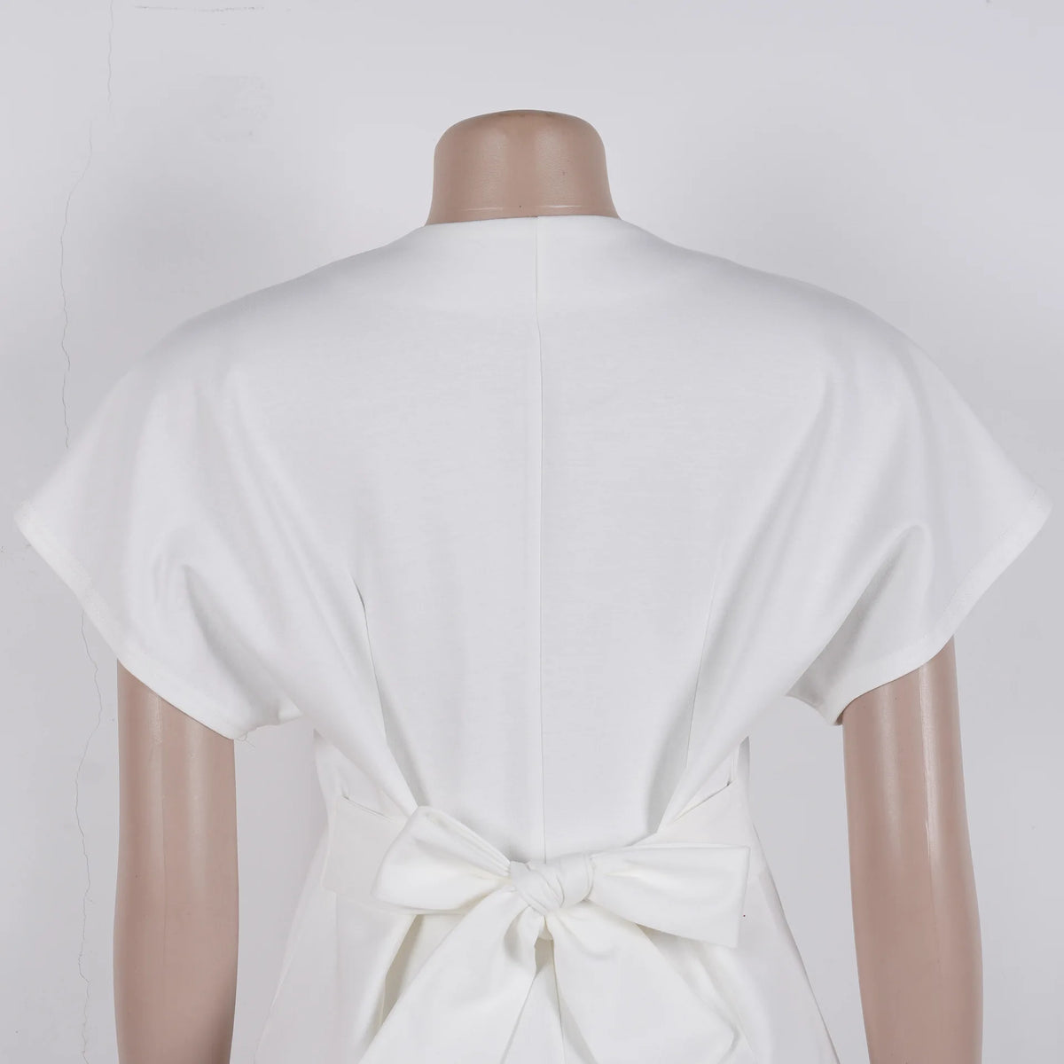 Conjunto de pantalón de 2 piezas para mujer

Conjunto a juego liso con chaqueta abotonada de manga corta, cuello en V, cintura alta y pantalón amplio hasta la rodilla. Corte holgado. Colección otoño 2026.