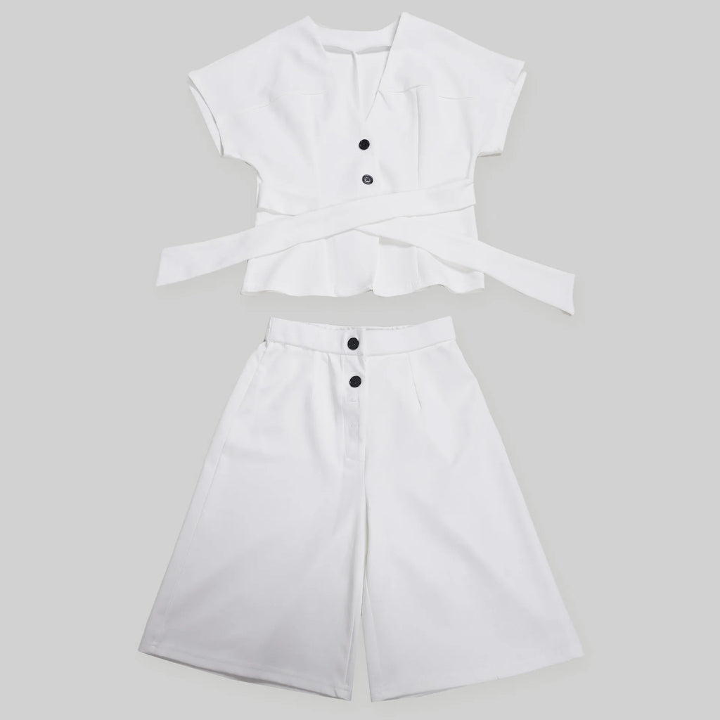 Conjunto de pantalón de 2 piezas para mujer

Conjunto a juego liso con chaqueta abotonada de manga corta, cuello en V, cintura alta y pantalón amplio hasta la rodilla. Corte holgado. Colección otoño 2026.