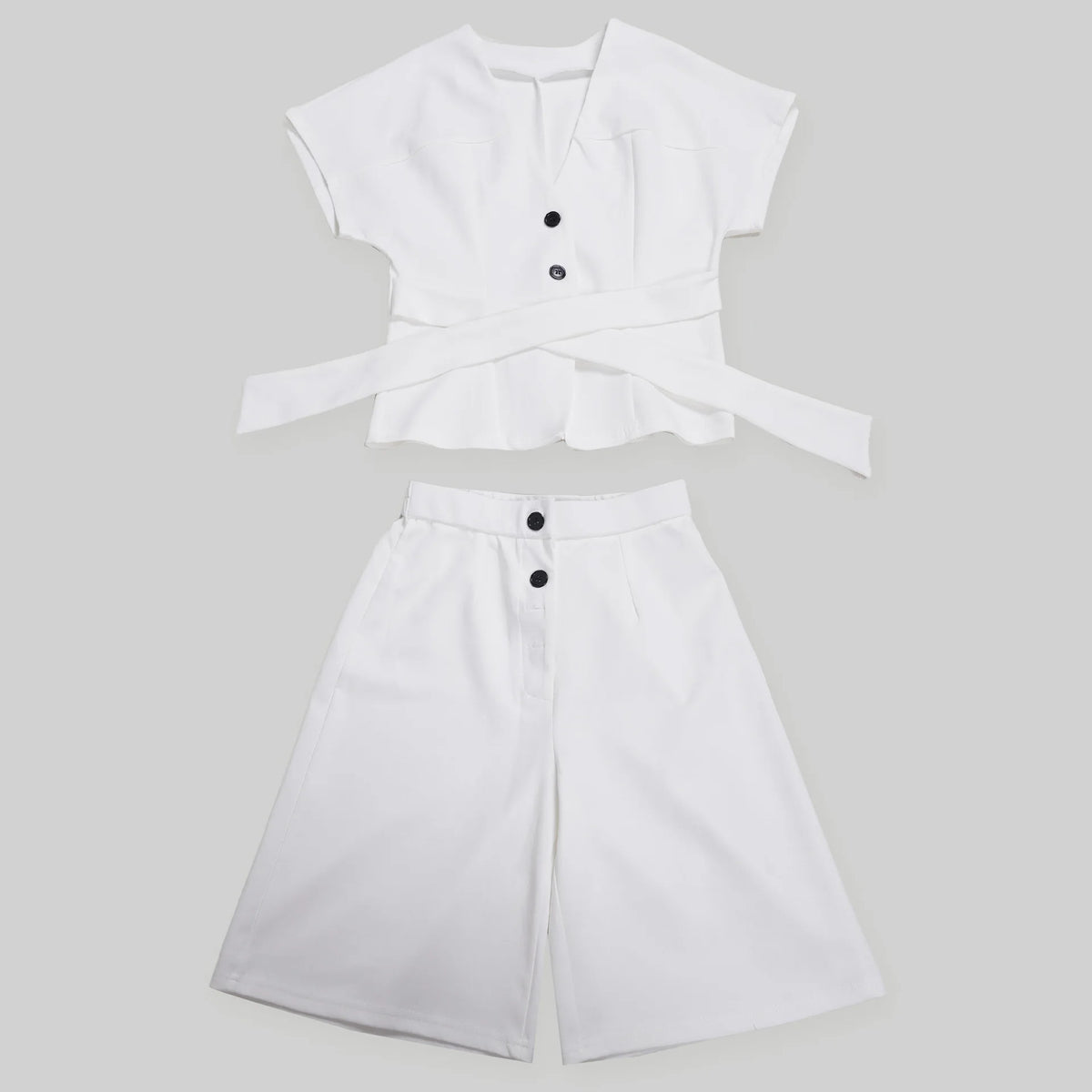 Conjunto de pantalón de 2 piezas para mujer

Conjunto a juego liso con chaqueta abotonada de manga corta, cuello en V, cintura alta y pantalón amplio hasta la rodilla. Corte holgado. Colección otoño 2026.