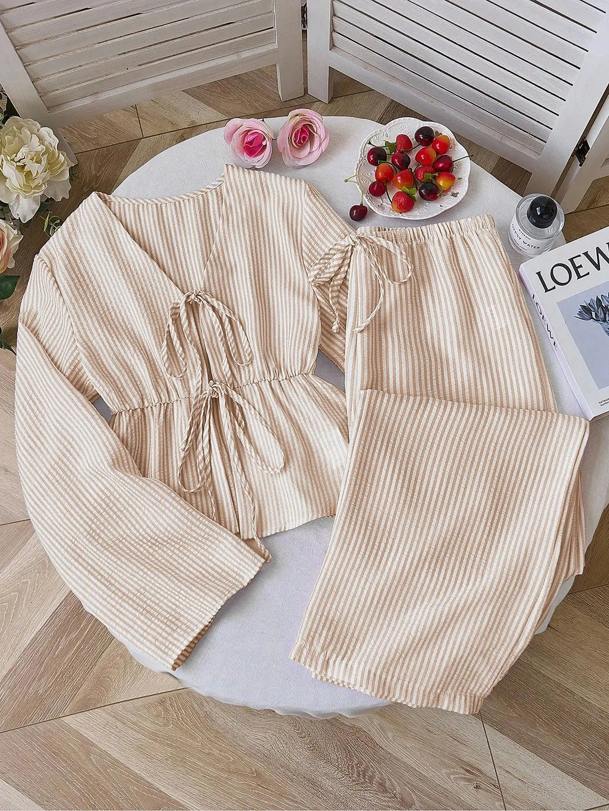 Conjunto de 2 piezas de rayas – Blusa de cuello V y pantalón de pierna ancha

Estilo: Casual / elegante
Temporada: Primavera-Verano
Tipo: Conjunto de pantalón
Detalles: Rayas · cuello V · cordones · sin mangas · cintu