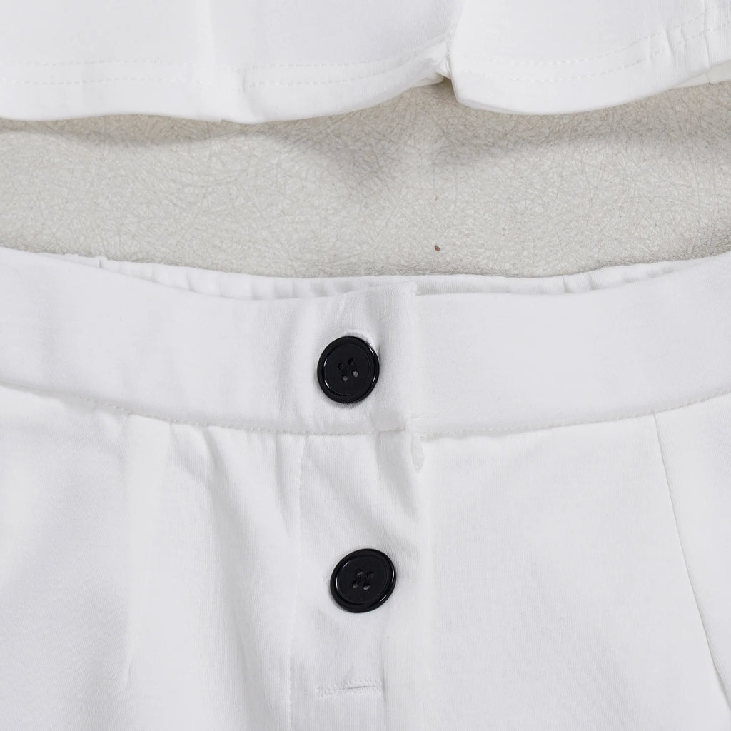 Conjunto de pantalón de 2 piezas para mujer

Conjunto a juego liso con chaqueta abotonada de manga corta, cuello en V, cintura alta y pantalón amplio hasta la rodilla. Corte holgado. Colección otoño 2026.