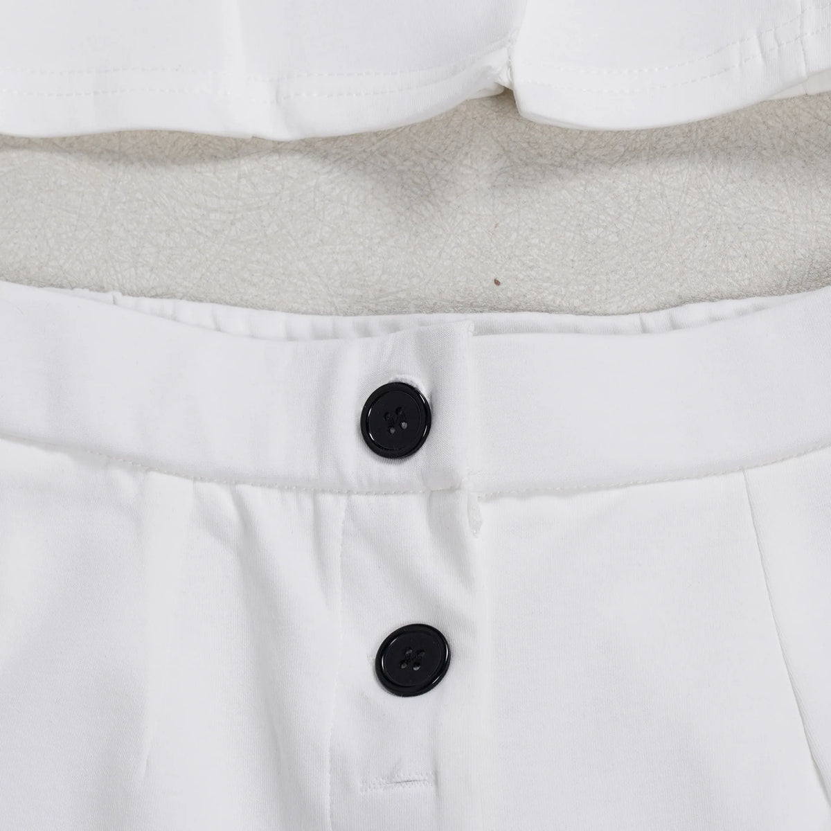 Conjunto de pantalón de 2 piezas para mujer

Conjunto a juego liso con chaqueta abotonada de manga corta, cuello en V, cintura alta y pantalón amplio hasta la rodilla. Corte holgado. Colección otoño 2026.