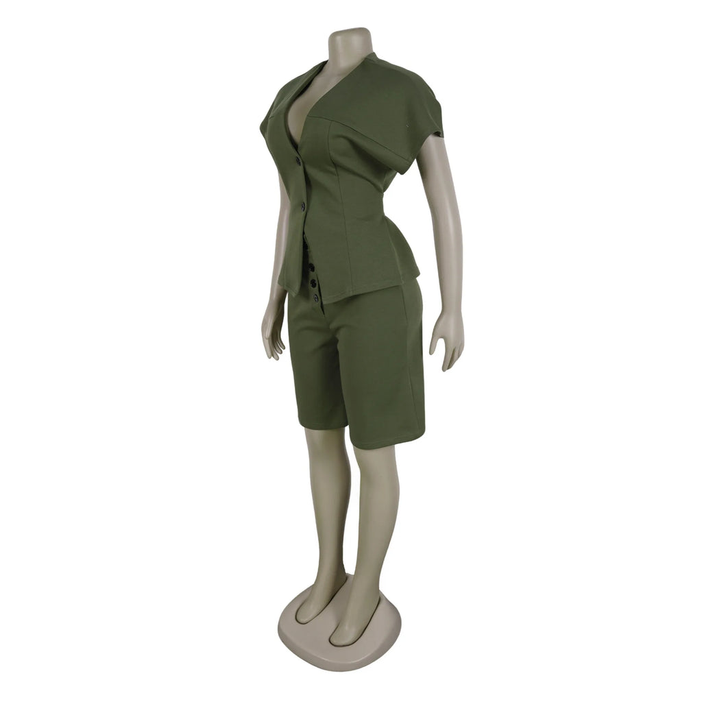 Conjunto de pantalón de 2 piezas para mujer

Conjunto a juego liso con chaqueta abotonada de manga corta, cuello en V, cintura alta y pantalón amplio hasta la rodilla. Corte holgado. Colección otoño 2026.