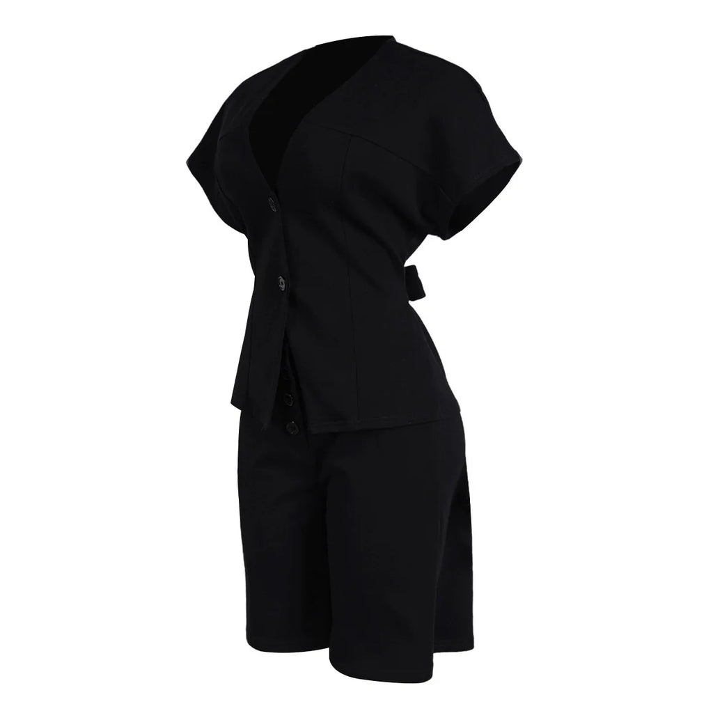 Conjunto de pantalón de 2 piezas para mujer

Conjunto a juego liso con chaqueta abotonada de manga corta, cuello en V, cintura alta y pantalón amplio hasta la rodilla. Corte holgado. Colección otoño 2026.