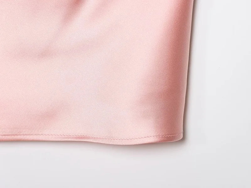 Top Halter de Satén para Mujer – Espalda Descubierta | Colección Verano
Top femenino de estilo elegante y veraniego, con acabado satinado, espalda descubierta y diseño de hombros descubiertos. Ideal para looks de verano,