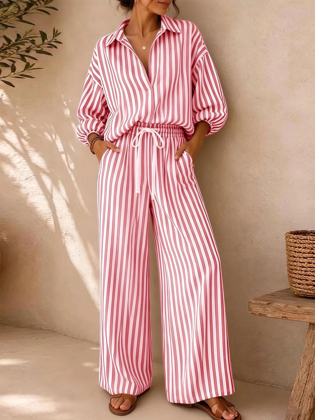 🤍 Conjunto de Verano a Rayas

Top de escote en V con manga 3/4 + pantalón recto con cordón