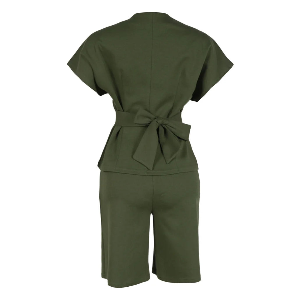 Conjunto de pantalón de 2 piezas para mujer

Conjunto a juego liso con chaqueta abotonada de manga corta, cuello en V, cintura alta y pantalón amplio hasta la rodilla. Corte holgado. Colección otoño 2026.