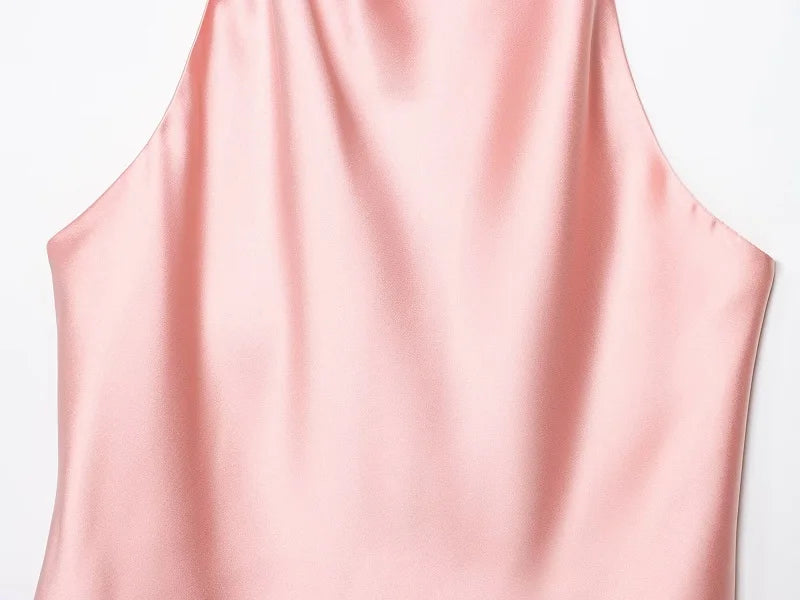 Top Halter de Satén para Mujer – Espalda Descubierta | Colección Verano
Top femenino de estilo elegante y veraniego, con acabado satinado, espalda descubierta y diseño de hombros descubiertos. Ideal para looks de verano,