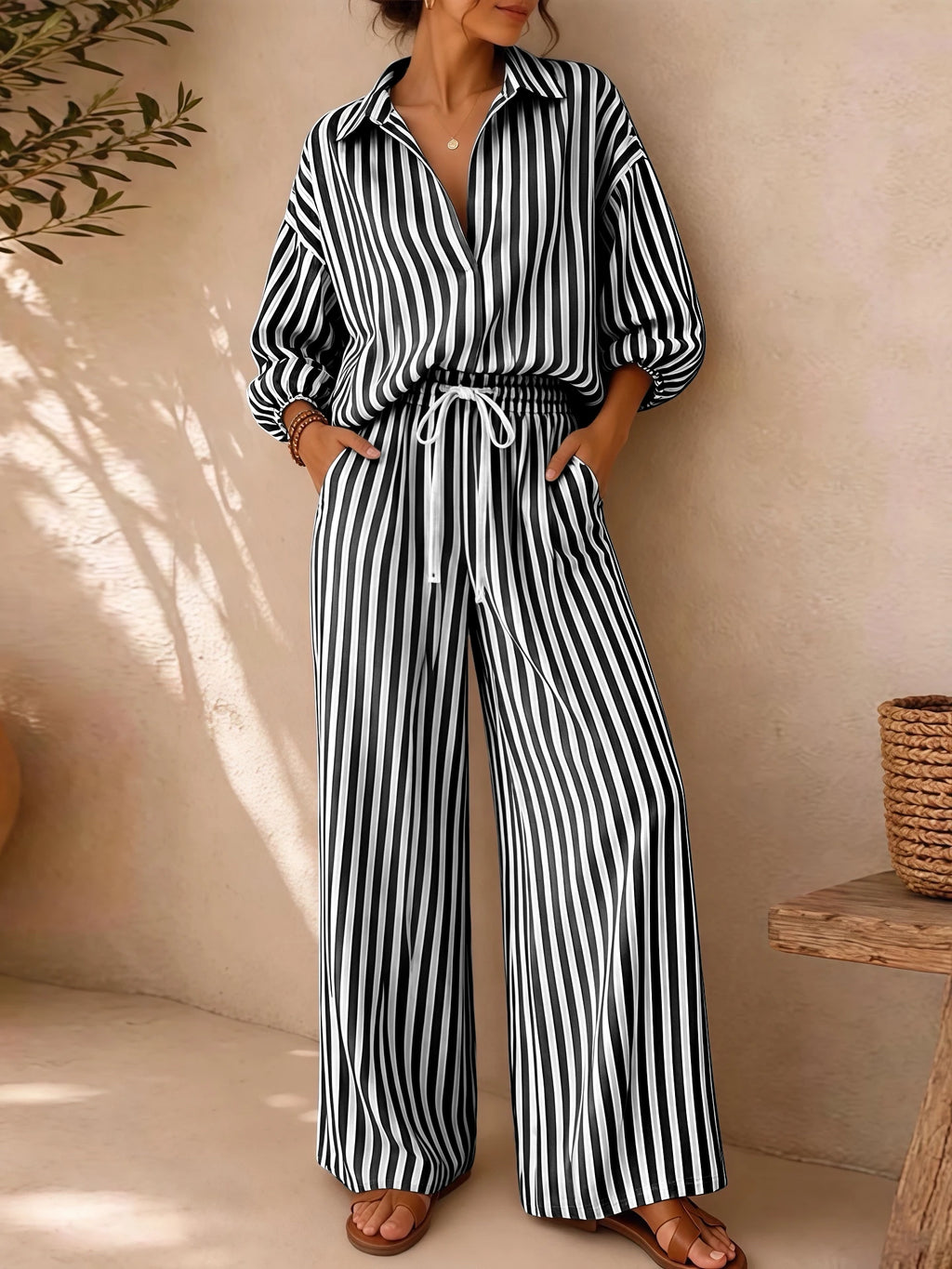 🤍 Conjunto de Verano a Rayas

Top de escote en V con manga 3/4 + pantalón recto con cordón