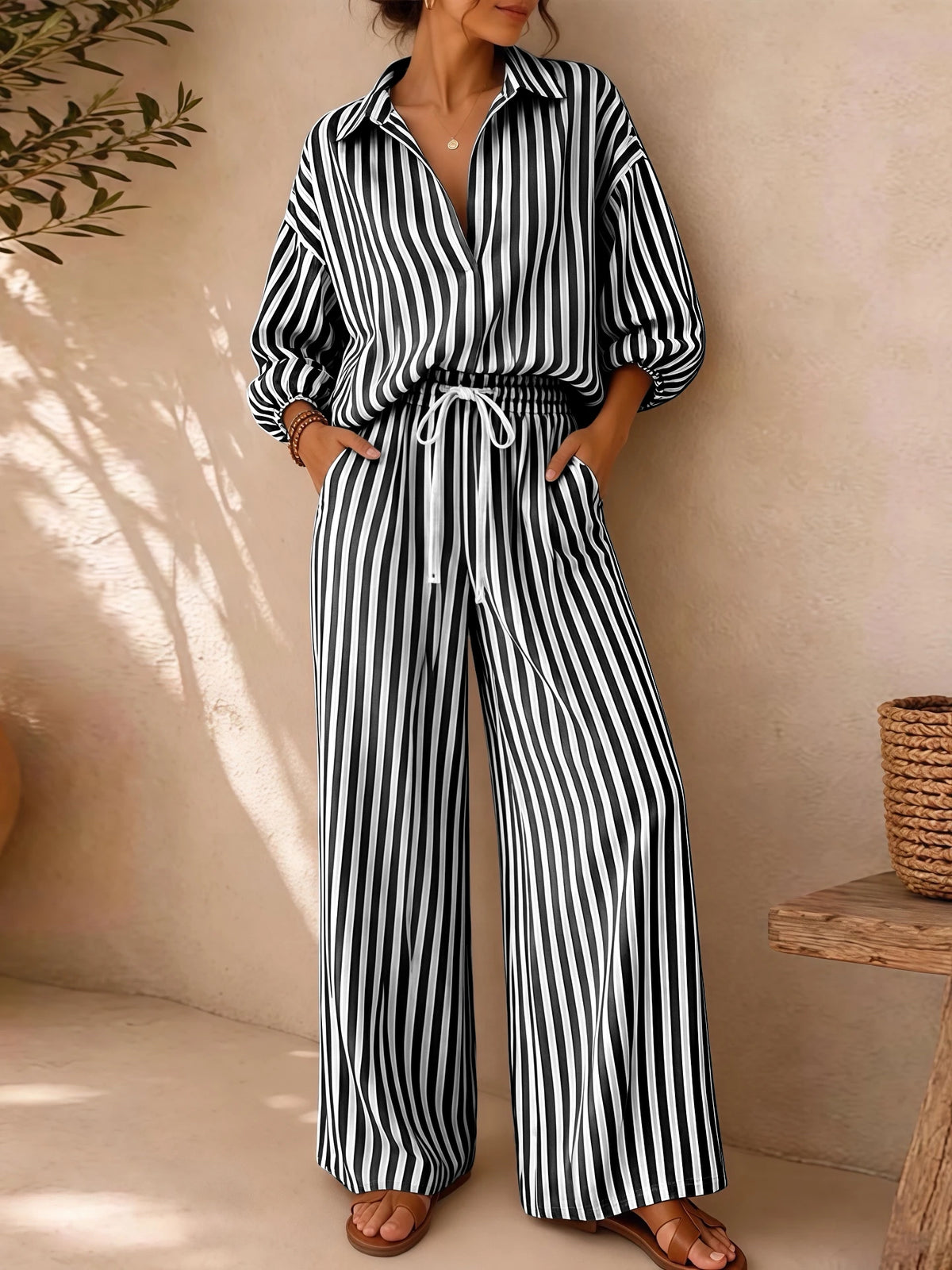 🤍 Conjunto de Verano a Rayas

Top de escote en V con manga 3/4 + pantalón recto con cordón