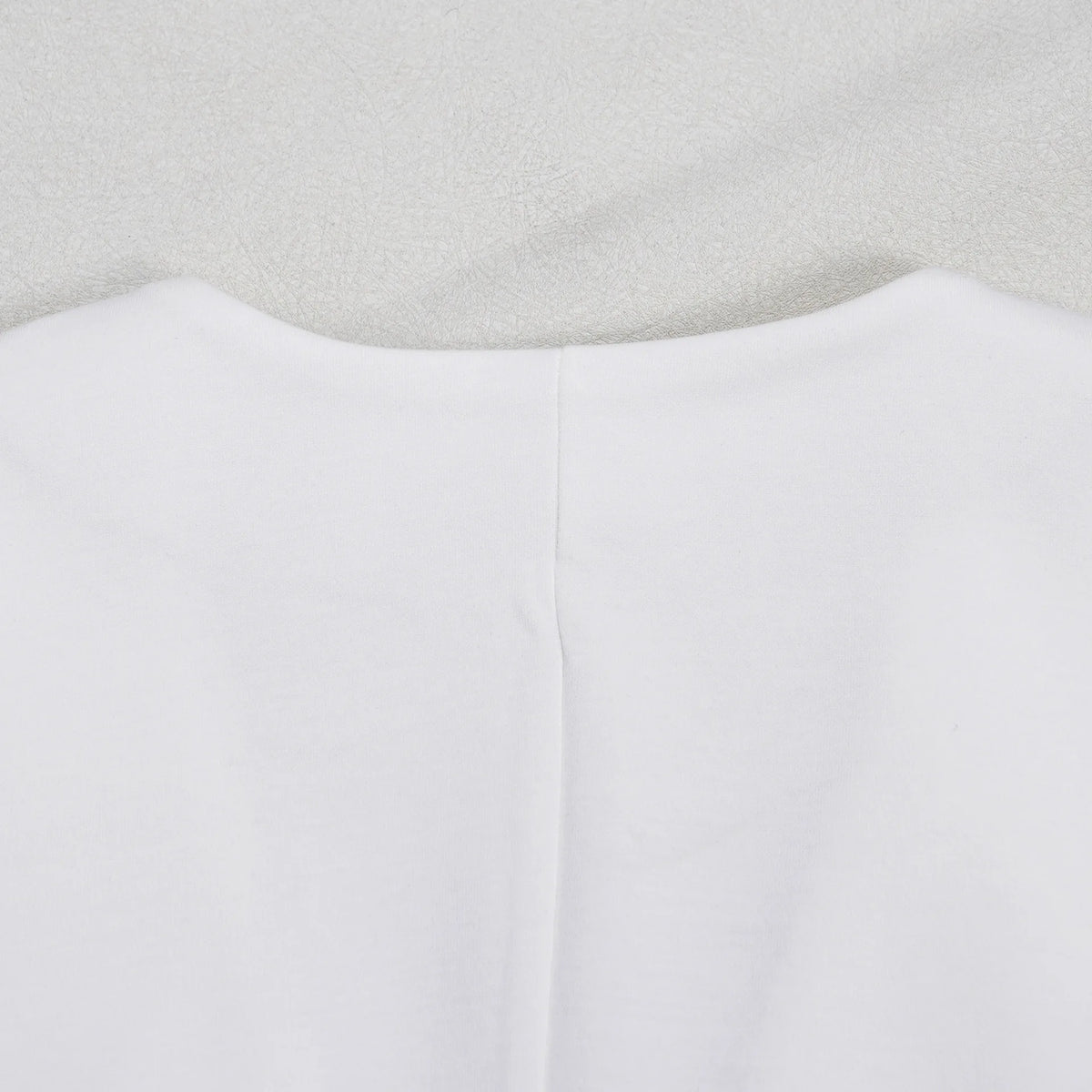 Conjunto de pantalón de 2 piezas para mujer

Conjunto a juego liso con chaqueta abotonada de manga corta, cuello en V, cintura alta y pantalón amplio hasta la rodilla. Corte holgado. Colección otoño 2026.