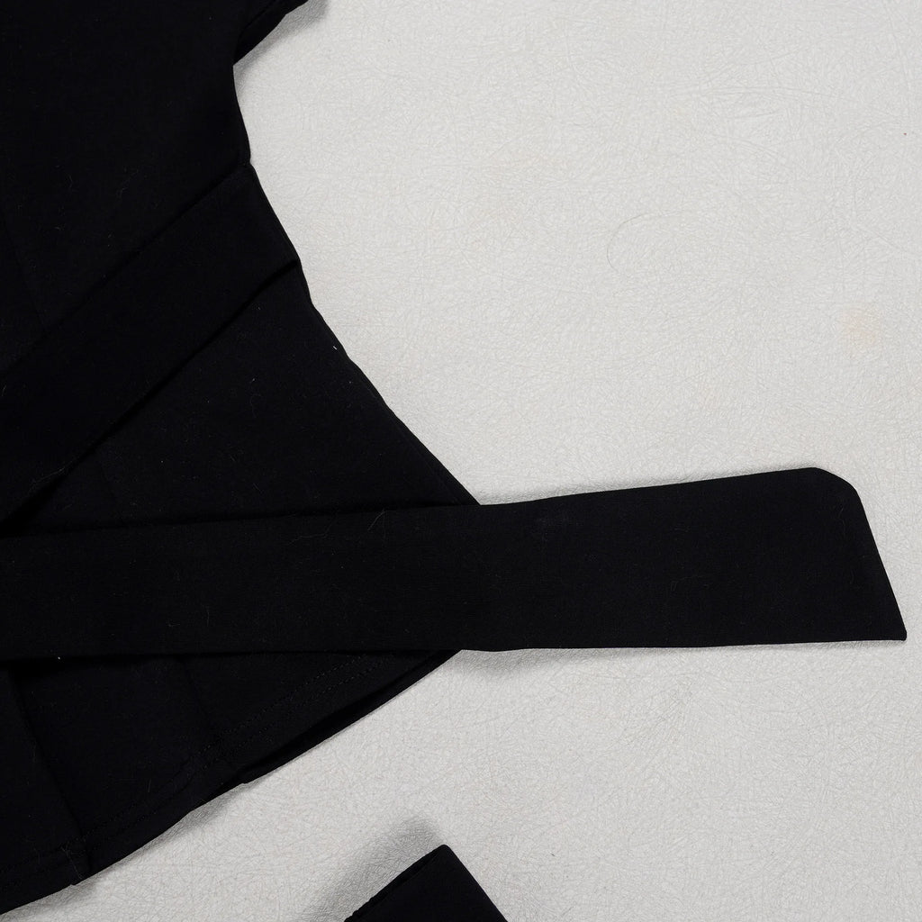 Conjunto de pantalón de 2 piezas para mujer

Conjunto a juego liso con chaqueta abotonada de manga corta, cuello en V, cintura alta y pantalón amplio hasta la rodilla. Corte holgado. Colección otoño 2026.