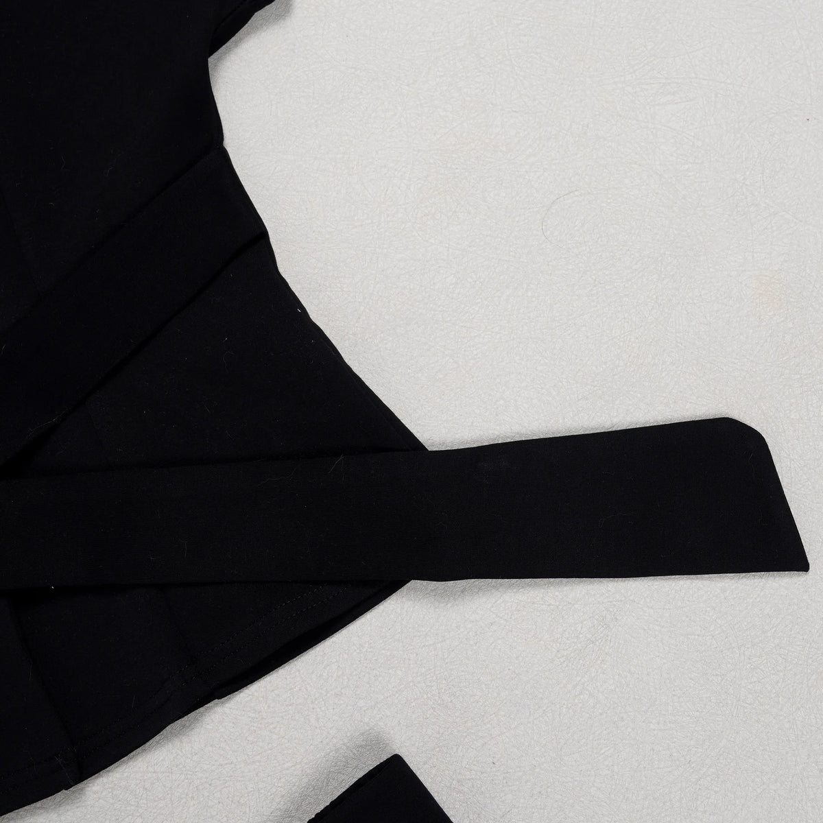 Conjunto de pantalón de 2 piezas para mujer

Conjunto a juego liso con chaqueta abotonada de manga corta, cuello en V, cintura alta y pantalón amplio hasta la rodilla. Corte holgado. Colección otoño 2026.