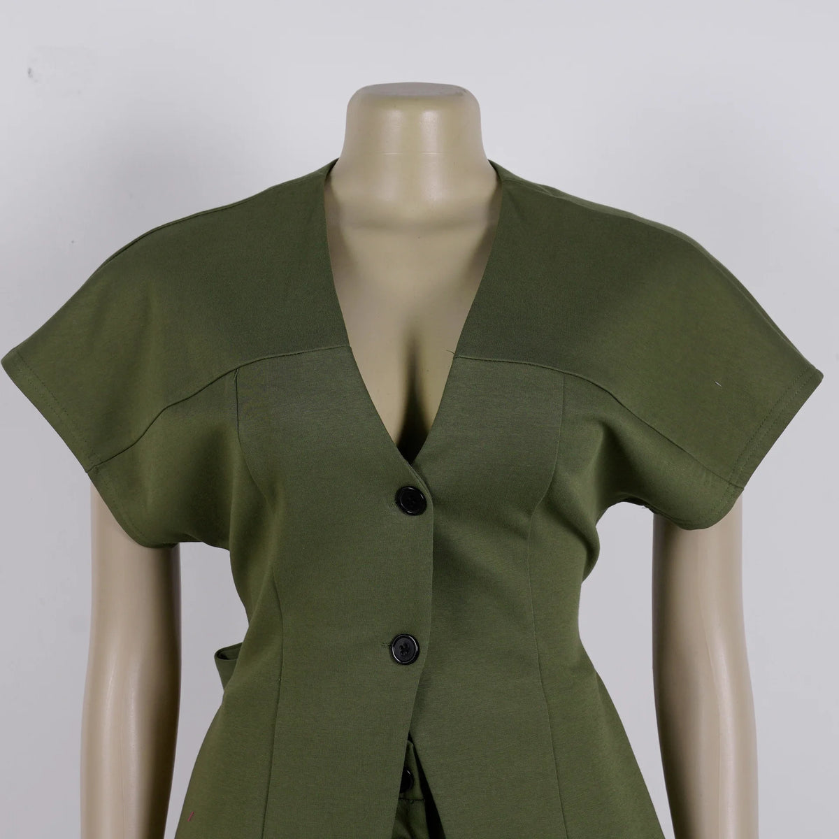 Conjunto de pantalón de 2 piezas para mujer

Conjunto a juego liso con chaqueta abotonada de manga corta, cuello en V, cintura alta y pantalón amplio hasta la rodilla. Corte holgado. Colección otoño 2026.