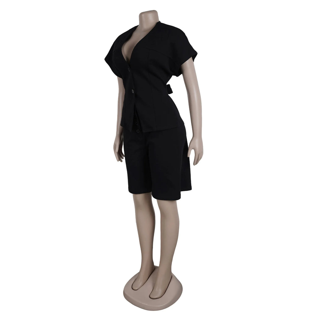 Conjunto de pantalón de 2 piezas para mujer

Conjunto a juego liso con chaqueta abotonada de manga corta, cuello en V, cintura alta y pantalón amplio hasta la rodilla. Corte holgado. Colección otoño 2026.