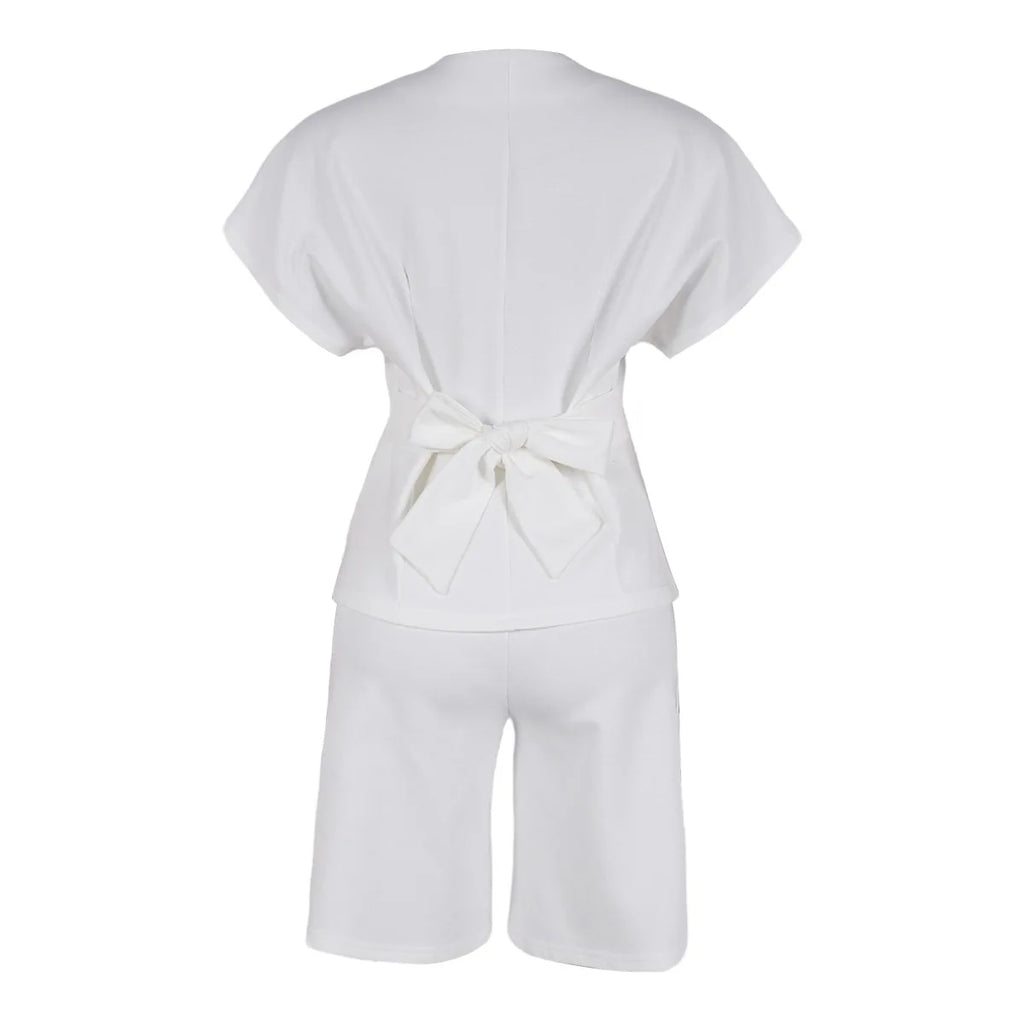 Conjunto de pantalón de 2 piezas para mujer

Conjunto a juego liso con chaqueta abotonada de manga corta, cuello en V, cintura alta y pantalón amplio hasta la rodilla. Corte holgado. Colección otoño 2026.
