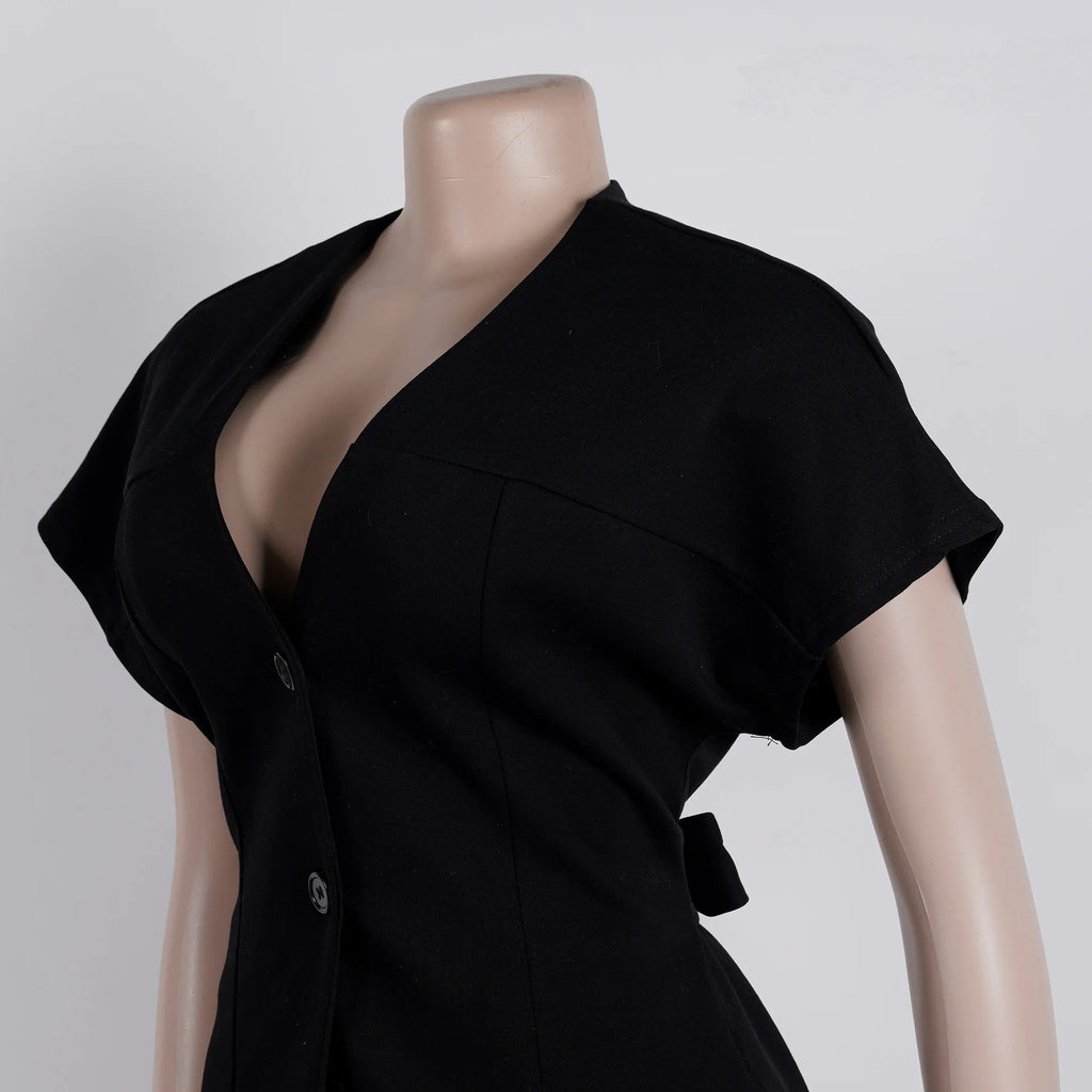 Conjunto de pantalón de 2 piezas para mujer

Conjunto a juego liso con chaqueta abotonada de manga corta, cuello en V, cintura alta y pantalón amplio hasta la rodilla. Corte holgado. Colección otoño 2026.