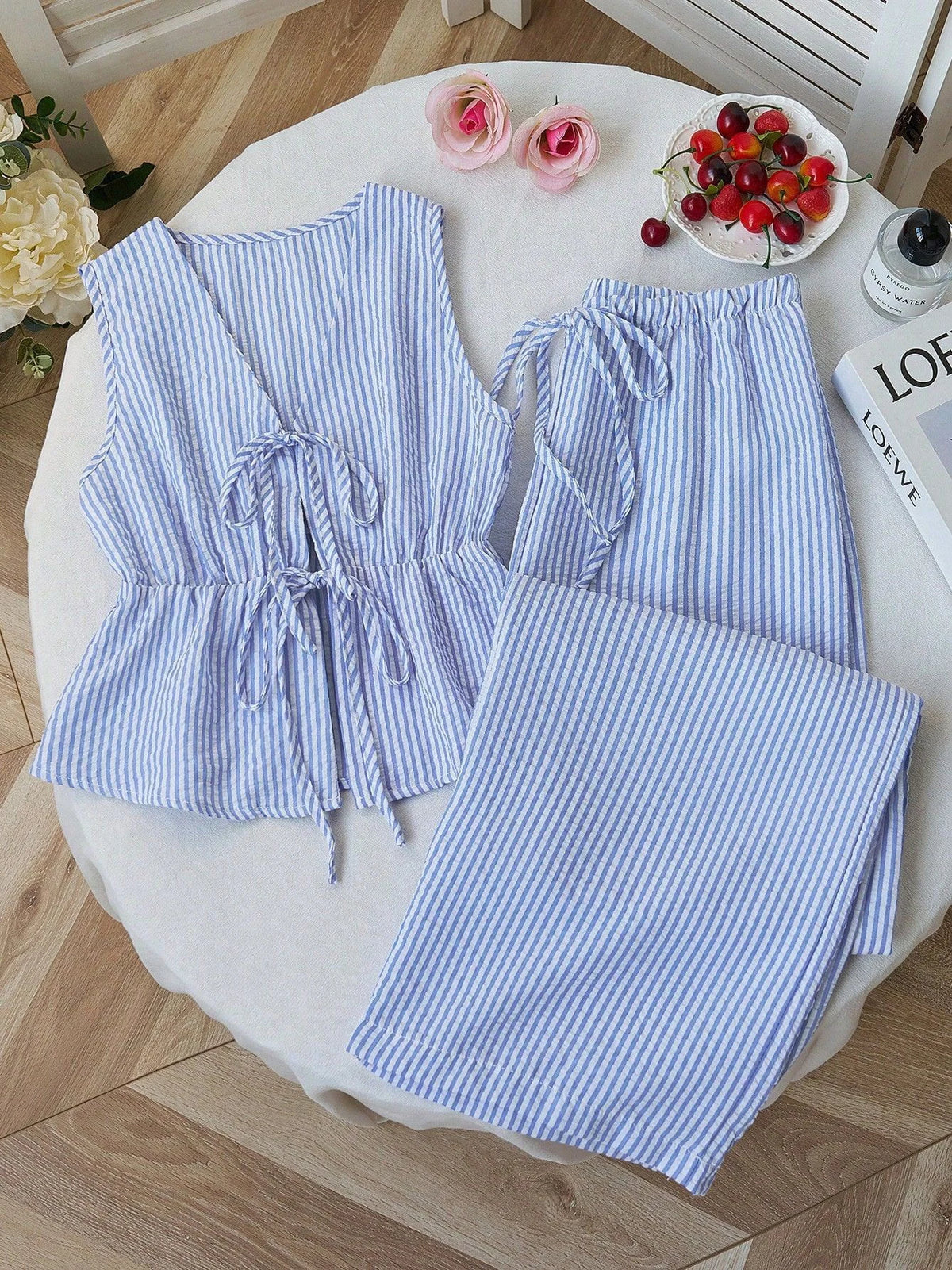 Conjunto de 2 piezas de rayas – Blusa de cuello V y pantalón de pierna ancha

Estilo: Casual / elegante
Temporada: Primavera-Verano
Tipo: Conjunto de pantalón
Detalles: Rayas · cuello V · cordones · sin mangas · cintu