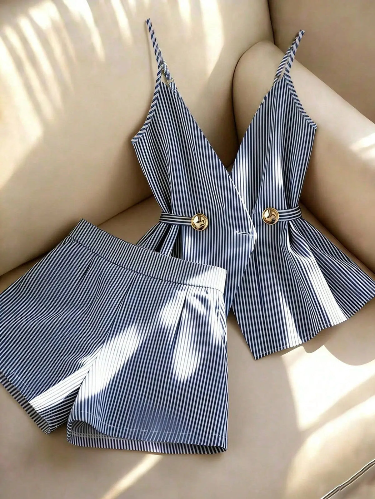 Conjunto de 2 piezas de rayas – Top con cordones y shorts plisados

Categoría: Conjuntos → Conjuntos de verano
Tipo: Conjunto de shorts
Estilo: Elegante / Casual
Temporada: Verano
Etiquetas: rayas · shorts · cintura al