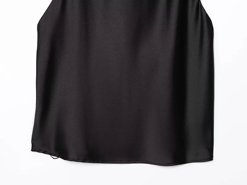 Top Halter de Satén para Mujer – Espalda Descubierta | Colección Verano
Top femenino de estilo elegante y veraniego, con acabado satinado, espalda descubierta y diseño de hombros descubiertos. Ideal para looks de verano,