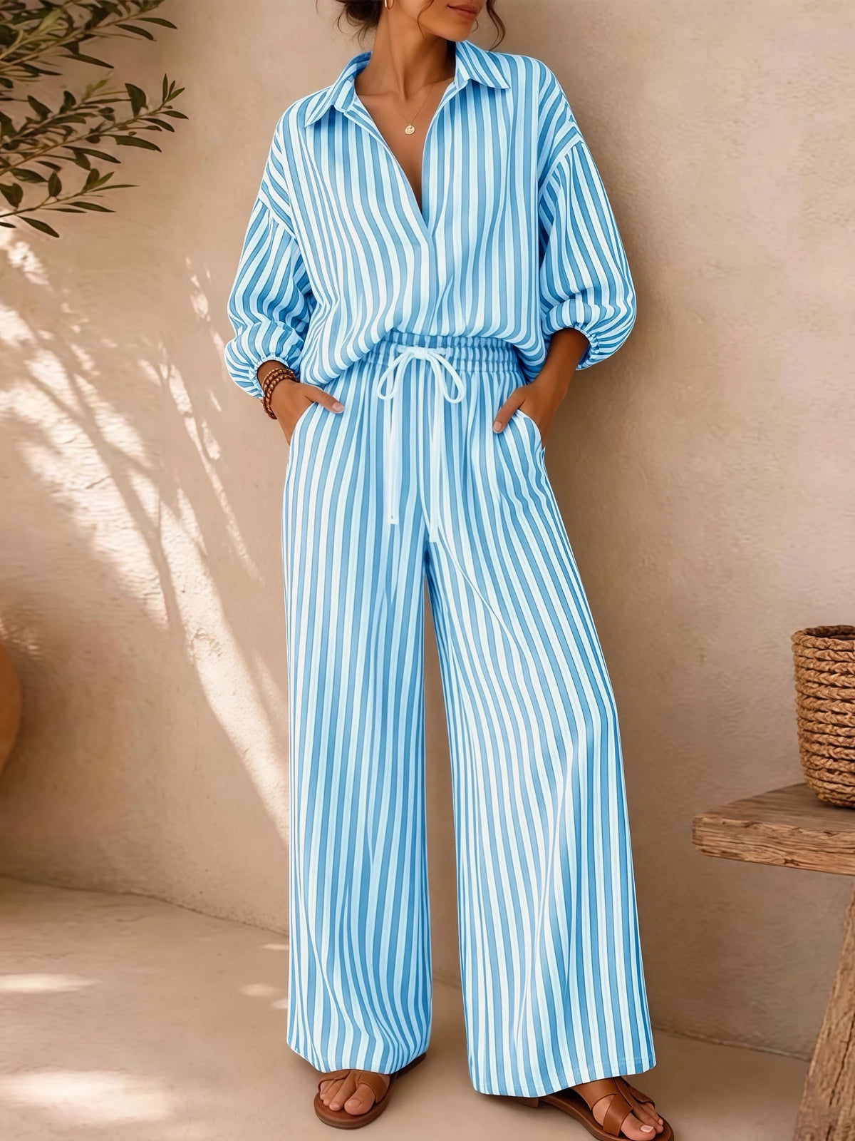 🤍 Conjunto de Verano a Rayas

Top de escote en V con manga 3/4 + pantalón recto con cordón