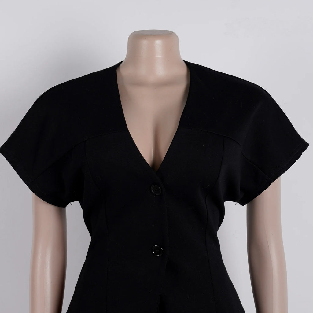 Conjunto de pantalón de 2 piezas para mujer

Conjunto a juego liso con chaqueta abotonada de manga corta, cuello en V, cintura alta y pantalón amplio hasta la rodilla. Corte holgado. Colección otoño 2026.