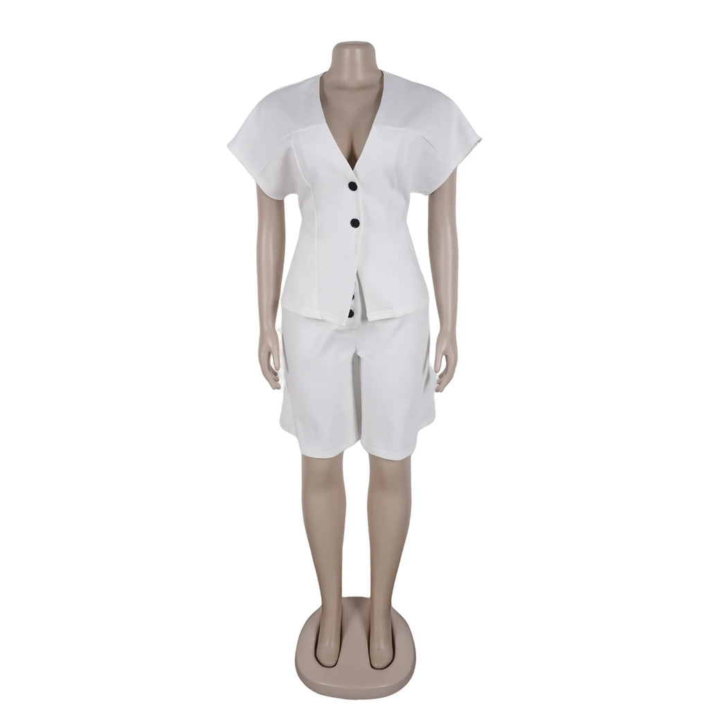 Conjunto de pantalón de 2 piezas para mujer

Conjunto a juego liso con chaqueta abotonada de manga corta, cuello en V, cintura alta y pantalón amplio hasta la rodilla. Corte holgado. Colección otoño 2026.