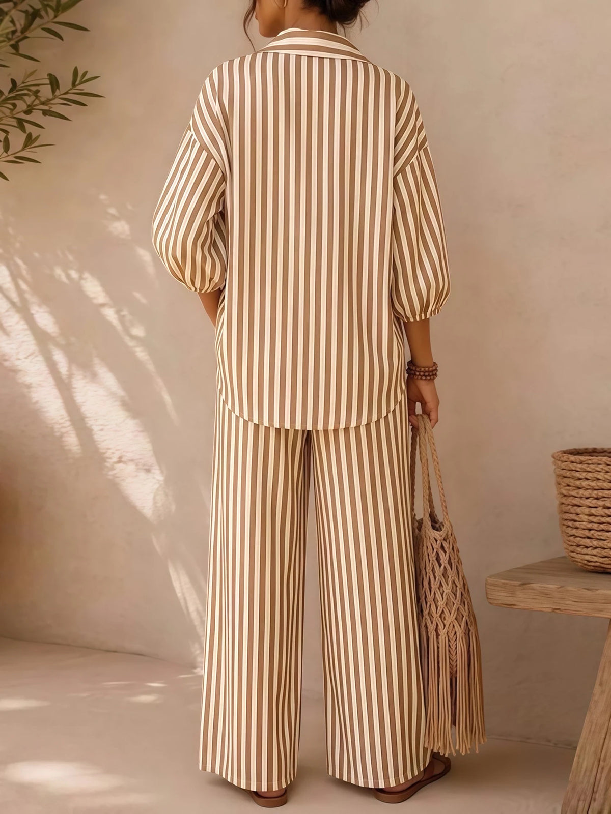 🤍 Conjunto de Verano a Rayas

Top de escote en V con manga 3/4 + pantalón recto con cordón