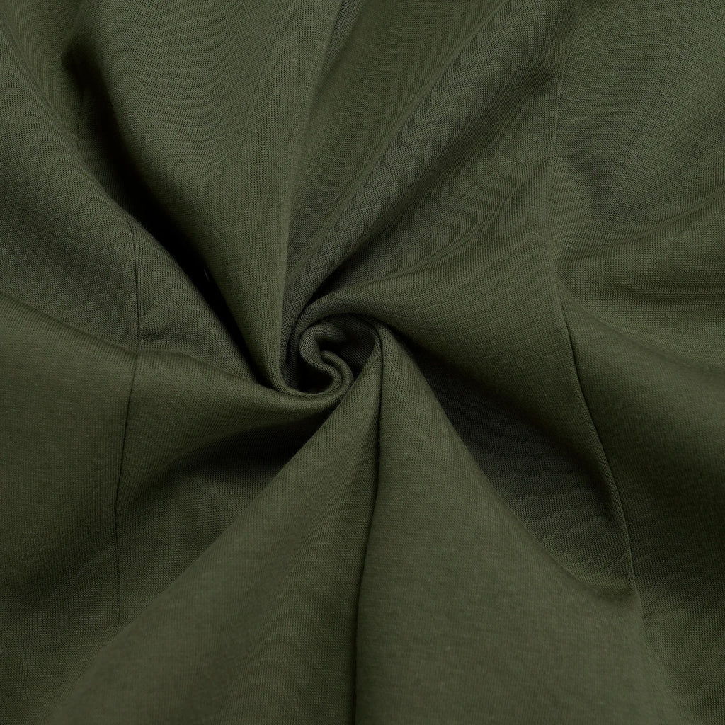 Conjunto de pantalón de 2 piezas para mujer

Conjunto a juego liso con chaqueta abotonada de manga corta, cuello en V, cintura alta y pantalón amplio hasta la rodilla. Corte holgado. Colección otoño 2026.