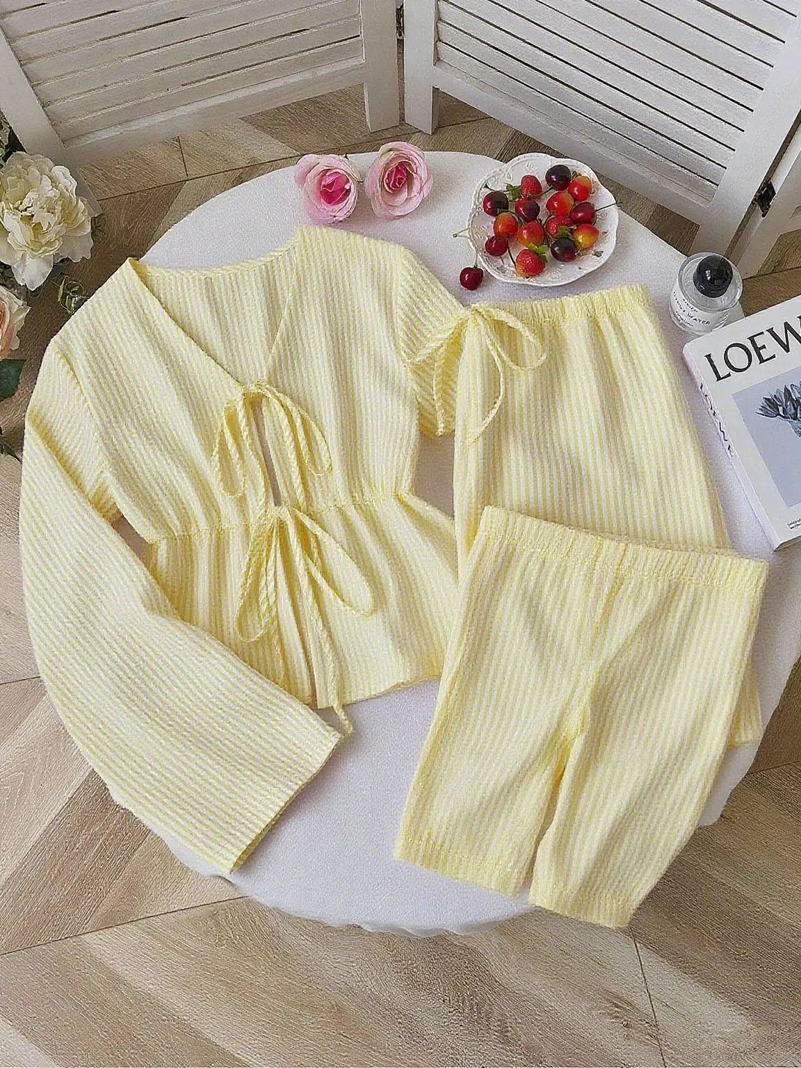 Conjunto de 2 piezas de rayas – Blusa de cuello V y pantalón de pierna ancha

Estilo: Casual / elegante
Temporada: Primavera-Verano
Tipo: Conjunto de pantalón
Detalles: Rayas · cuello V · cordones · sin mangas · cintu