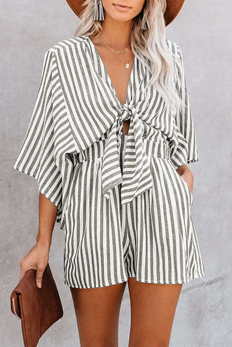 🤍 Mono de Mujer a Rayas con Escote en V

Mono holgado de verano con detalle de cordones