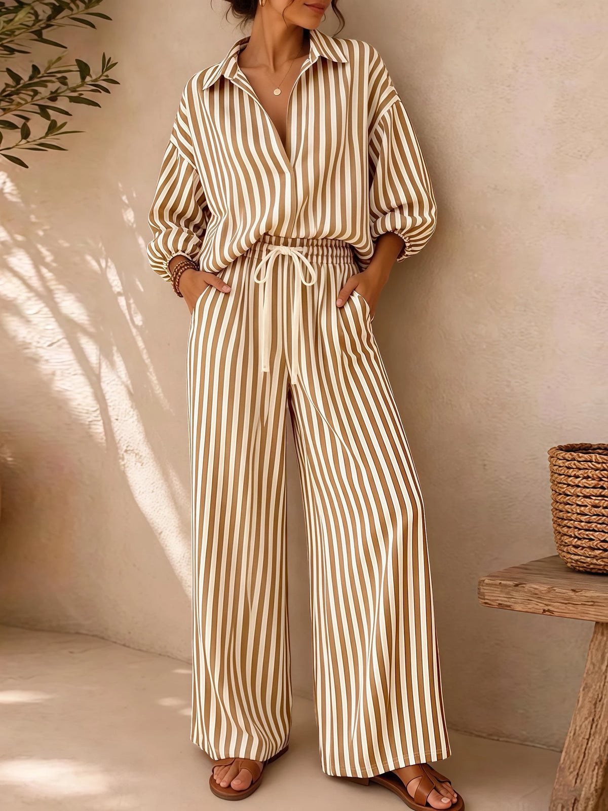🤍 Conjunto de Verano a Rayas

Top de escote en V con manga 3/4 + pantalón recto con cordón