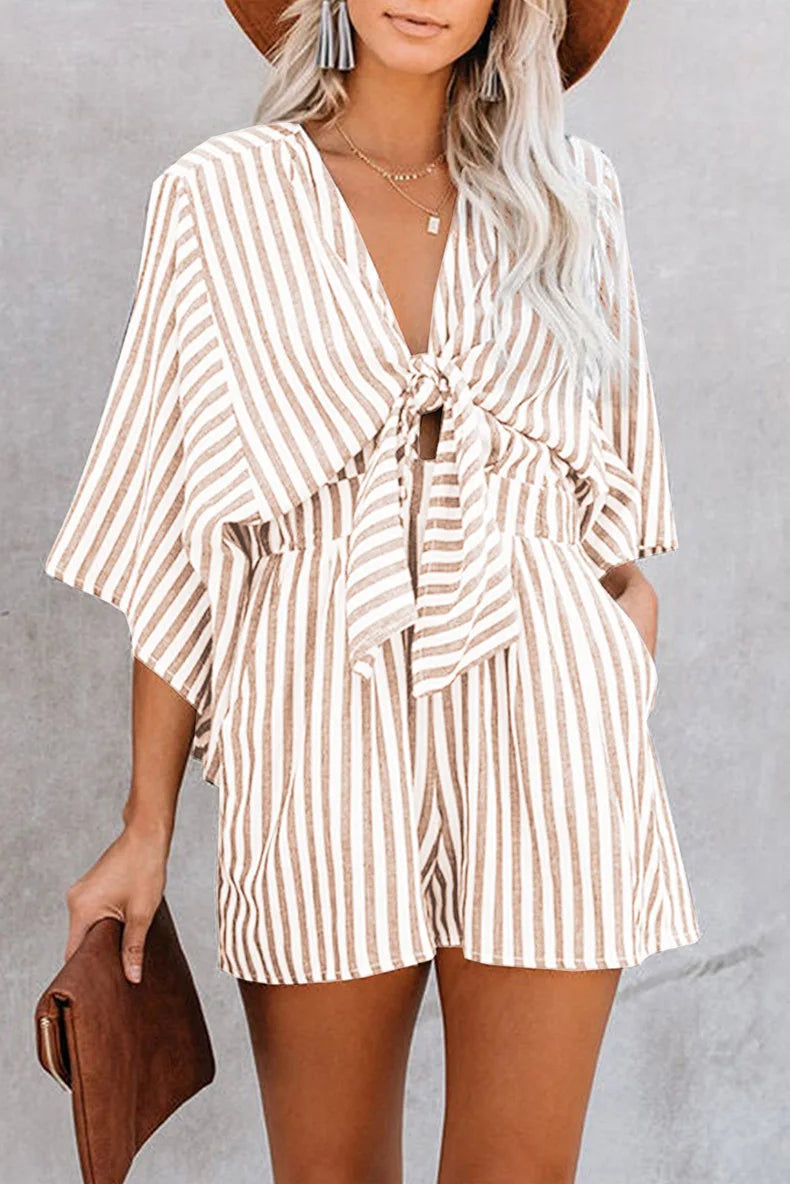 🤍 Mono de Mujer a Rayas con Escote en V

Mono holgado de verano con detalle de cordones