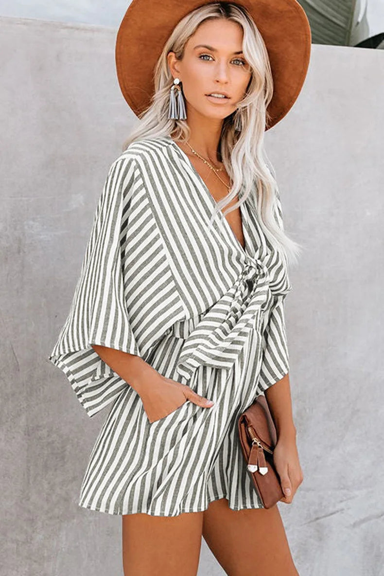 🤍 Mono de Mujer a Rayas con Escote en V

Mono holgado de verano con detalle de cordones