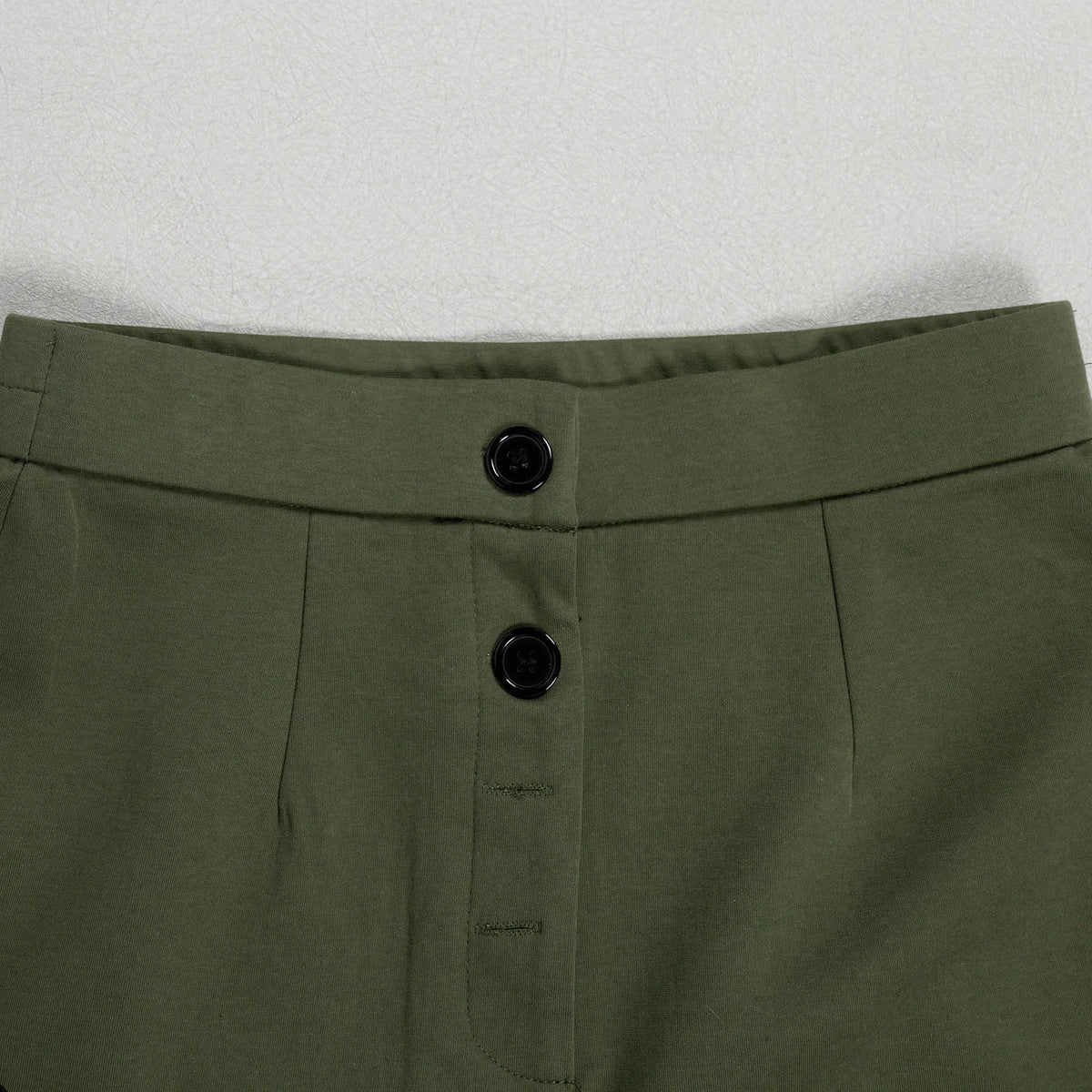 Conjunto de pantalón de 2 piezas para mujer

Conjunto a juego liso con chaqueta abotonada de manga corta, cuello en V, cintura alta y pantalón amplio hasta la rodilla. Corte holgado. Colección otoño 2026.